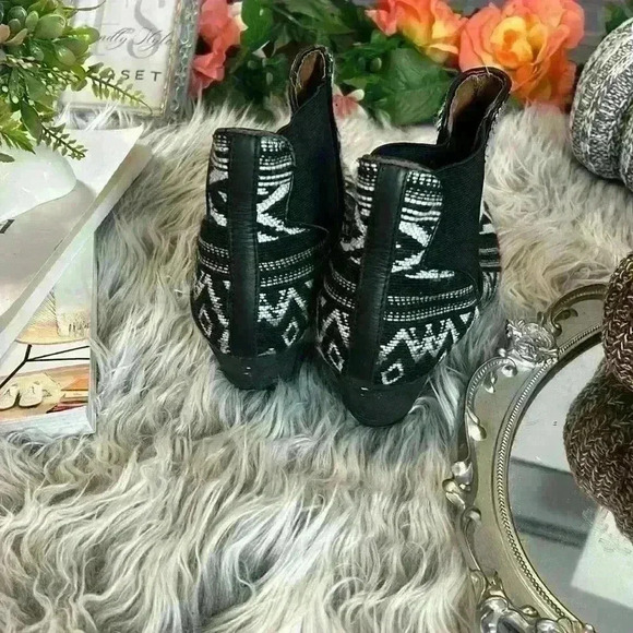 67 Sixtyseven Black & White Geometric Print Heeled Modern Boho Knit Ankle Boots - Picture 5 of 9